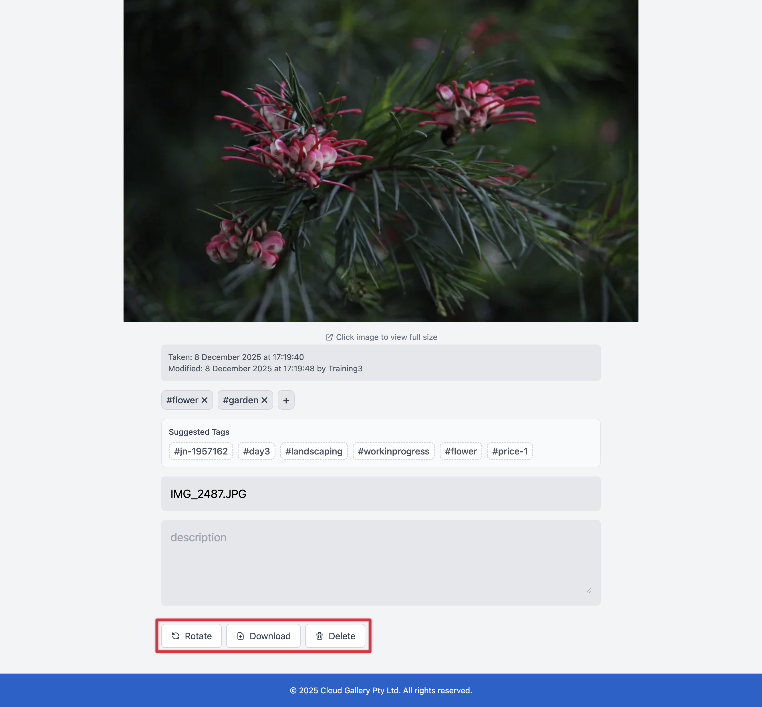 Photo detail with rotate, download, delete buttons highlighted